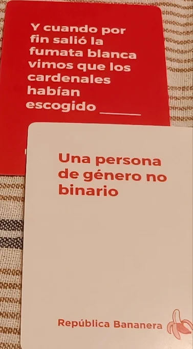 Resultado de un juego estilo cards against humanity. La primera carta dice: Y cuando por fin salió la fumata blanca vimos que los cardenales habían escogido a (espacio en blanco). Segunda carta: una persona de género no binario